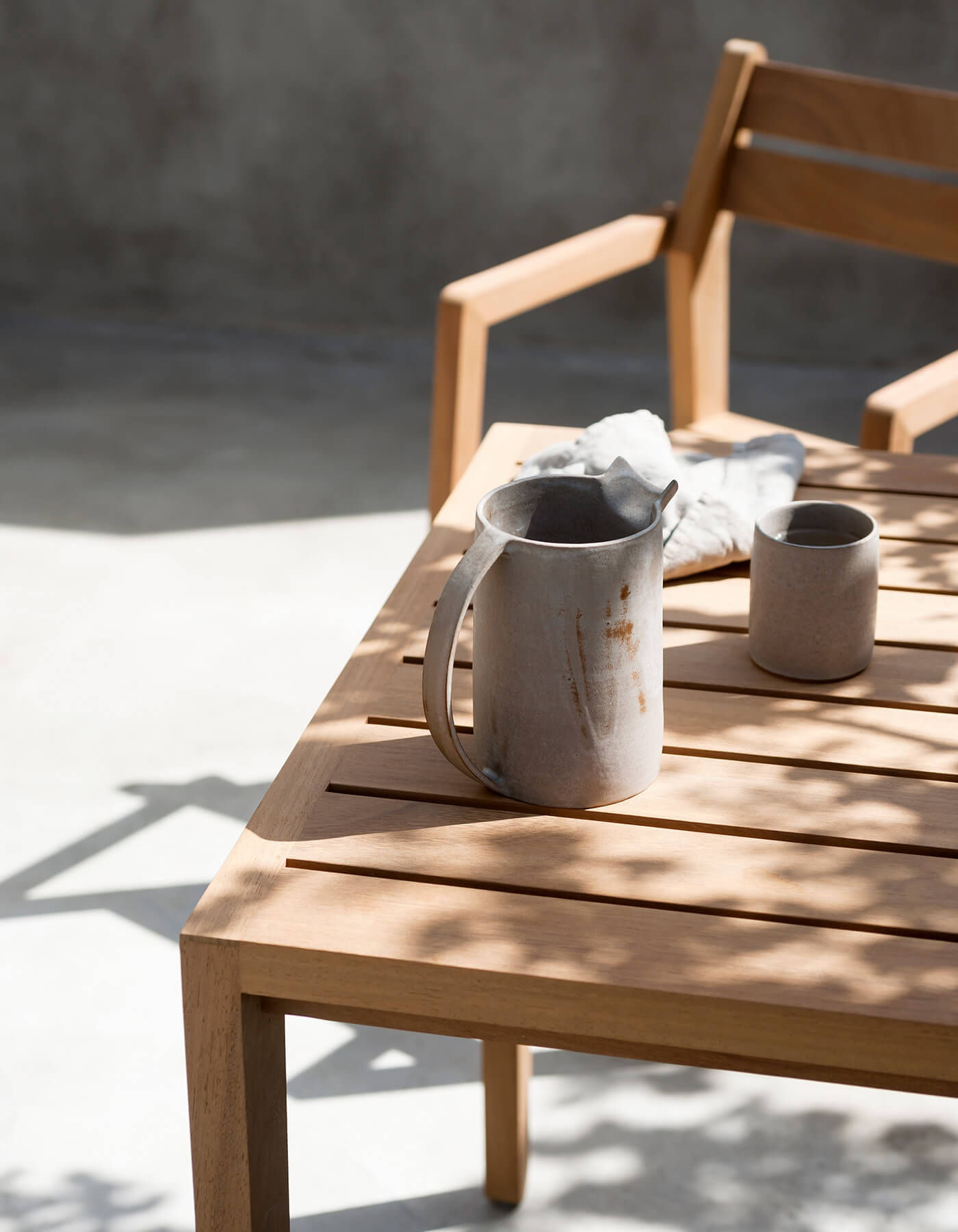zania-seating-and-outdoor-tables-in-iroko-wood-roda